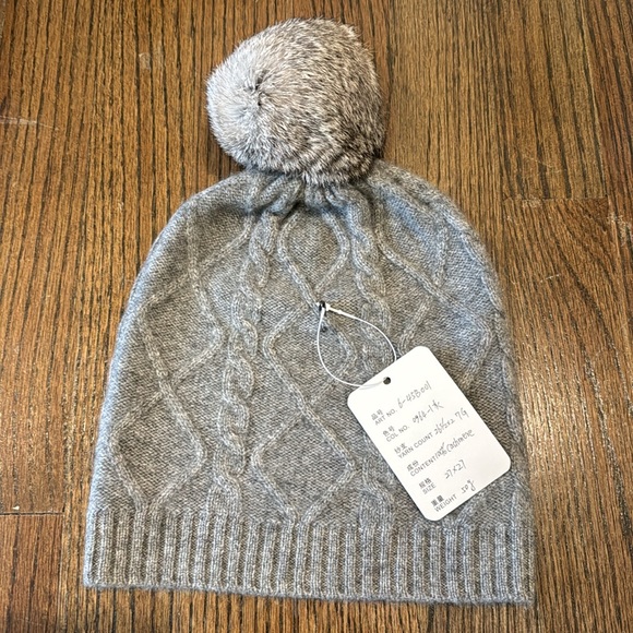100% cashmere hat with pompom - Picture 2 of 3